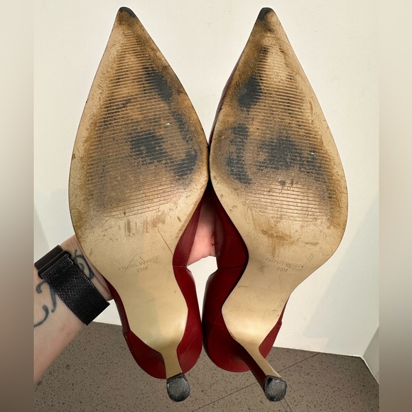 Nine West 3.75” red pointy heels - Picture 6 of 7